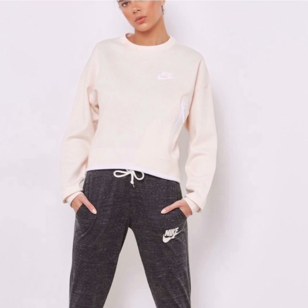 NIKE Tech Fleece
Sweatshirt, white and light pink